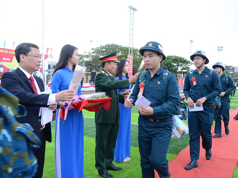 Sư đoàn 372 và 375 tiếp nhận chiến sĩ mới năm 2024