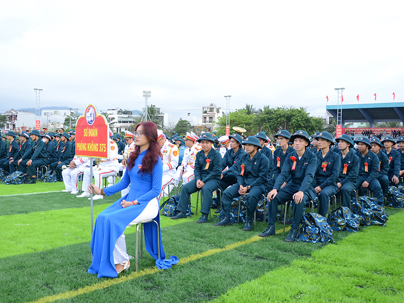 Sư đoàn 372 và 375 tiếp nhận chiến sĩ mới năm 2024
