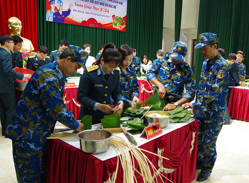 Các đơn vị trong Quân chủng Phòng không - Không quân tổ chức Chương trình “Xuân canh trời - Tết thắm tình quân dân” và Tết trồng cây “Đời đời nhớ ơn Bác Hồ”