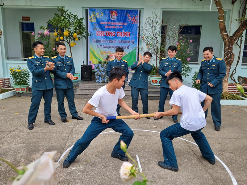 Các đơn vị trong Quân chủng Phòng không - Không quân tổ chức Chương trình “Xuân canh trời - Tết thắm tình quân dân” và Tết trồng cây “Đời đời nhớ ơn Bác Hồ”