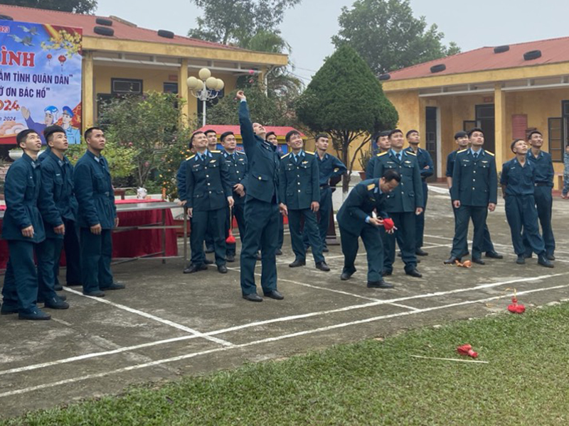 Các đơn vị trong Quân chủng Phòng không - Không quân tổ chức Chương trình “Xuân canh trời - Tết thắm tình quân dân” và Tết trồng cây “Đời đời nhớ ơn Bác Hồ”