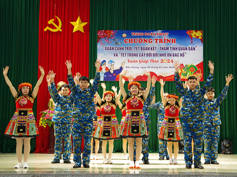 Các đơn vị trong Quân chủng Phòng không - Không quân tổ chức Chương trình “Xuân canh trời - Tết thắm tình quân dân” và Tết trồng cây “Đời đời nhớ ơn Bác Hồ”