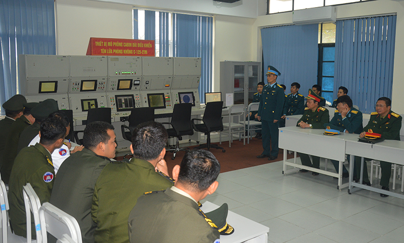 Đoàn cán bộ, học viên Học viện Quốc phòng trao đổi, tọa đàm về công tác đào tạo tại Học viện PK-KQ