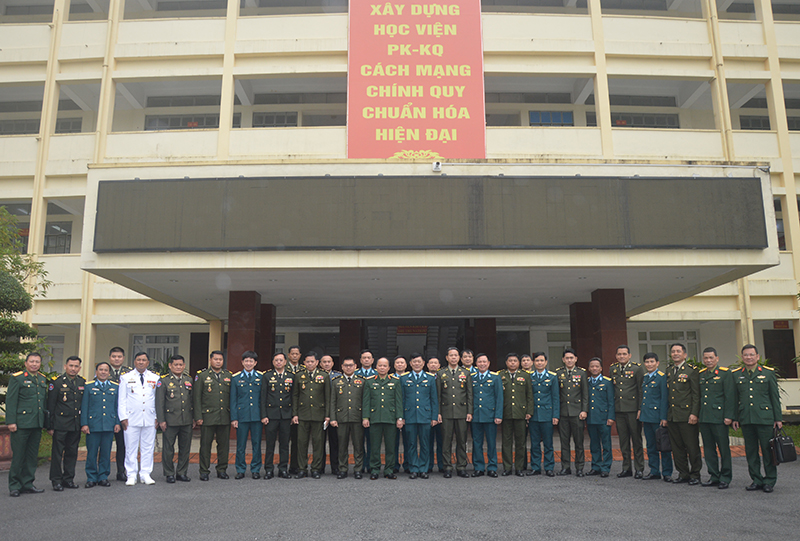 Đoàn cán bộ, học viên Học viện Quốc phòng trao đổi, tọa đàm về công tác đào tạo tại Học viện PK-KQ