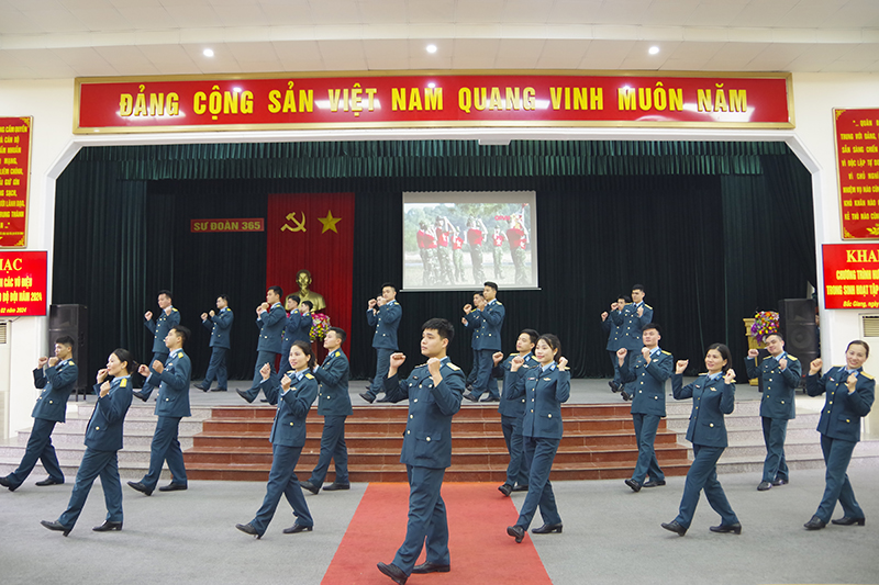 Sư đoàn 365 tổ chức Chương trình hướng dẫn các vụ điệu trong sinh hoạt tập thể cho bộ đội