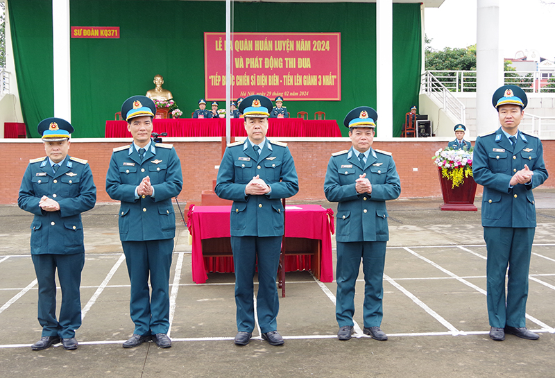 Khối cơ quan các Sư đoàn trong Quân chủng PK-KQ tổ chức Lễ ra quân huấn luyện năm 2024