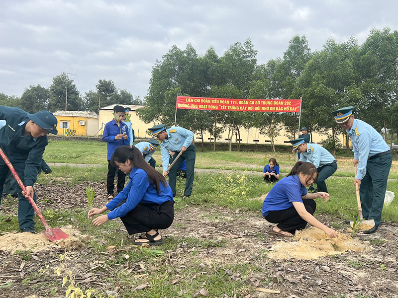 Sư đoàn 375 tổ chức phát động “Tết trồng cây đời đời nhớ ơn Bác Hồ”