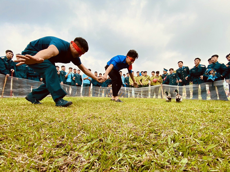 Trường Cao đẳng Kỹ thuật PK-KQ tổ chức Chương trình “Xuân canh trời - Tết đoàn kết” ấm tình quân dân