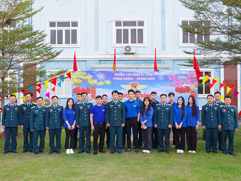 Trường Cao đẳng Kỹ thuật PK-KQ tổ chức Chương trình “Xuân canh trời - Tết đoàn kết” ấm tình quân dân