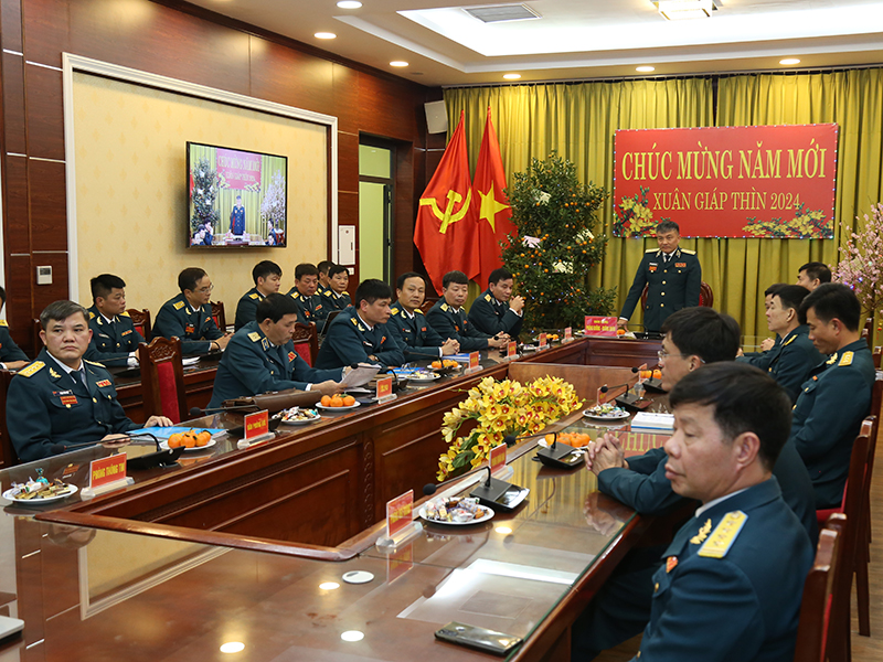 Thủ trưởng Bộ Tư lệnh Quân chủng Phòng không - Không quân kiểm tra nền nếp canh trực sẵn sàng chiến đấu và chúc Tết cán bộ, chiến sĩ các đơn vị