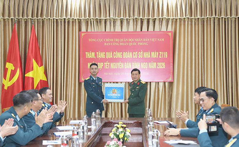 Ban C&ocirc;ng đo&agrave;n Quốc ph&ograve;ng thăm, tặng qu&agrave; C&ocirc;ng đo&agrave;n cơ sở Nh&agrave; m&aacute;y Z119
