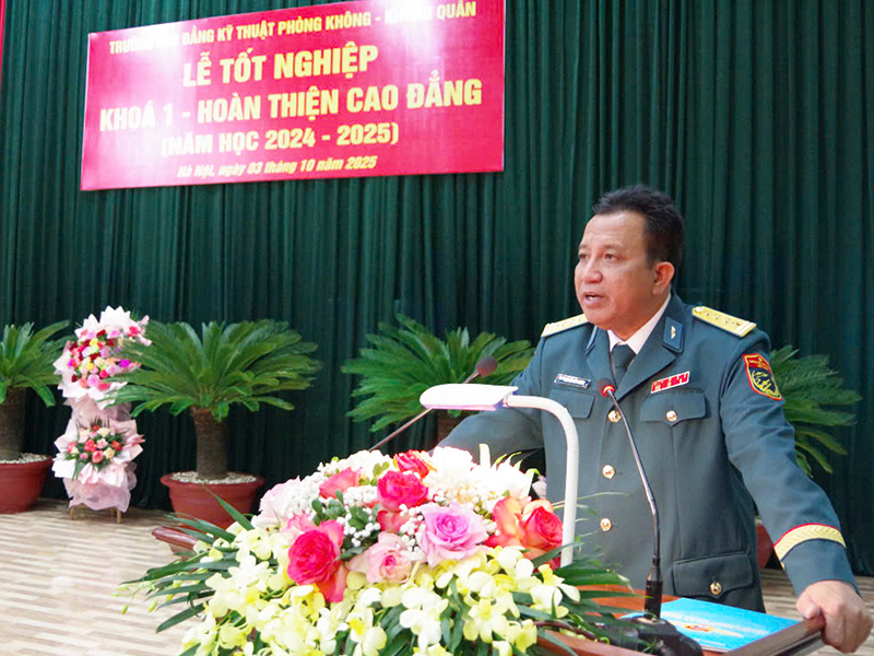 Trường Cao đẳng Kỹ thuật Phòng không - Không quân tổ chức Lễ tốt nghiệp Khóa 1 hoàn thiện Cao đẳng năm học 2024 - 2025