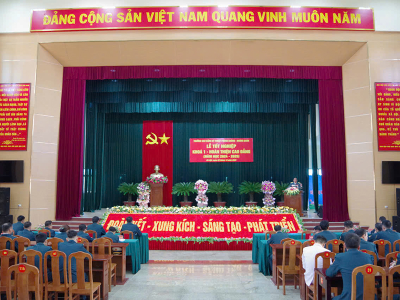 Trường Cao đẳng Kỹ thuật Phòng không - Không quân tổ chức Lễ tốt nghiệp Khóa 1 hoàn thiện Cao đẳng năm học 2024 - 2025