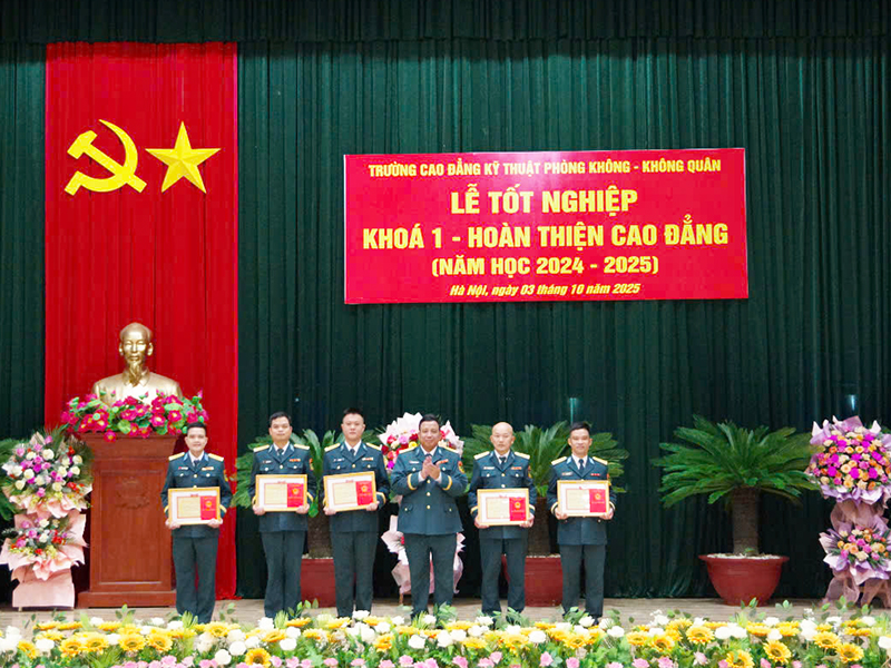 Trường Cao đẳng Kỹ thuật Phòng không - Không quân tổ chức Lễ tốt nghiệp Khóa 1 hoàn thiện Cao đẳng năm học 2024 - 2025