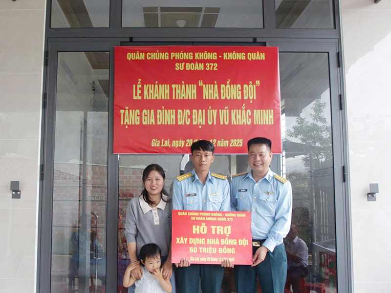 Trung đo&agrave;n 925 b&agrave;n giao &ldquo;Nh&agrave; Đồng đội&rdquo; tặng qu&acirc;n nh&acirc;n c&oacute; ho&agrave;n cảnh kh&oacute; khăn