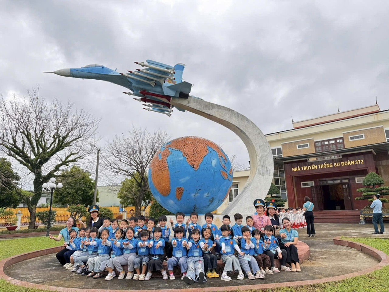 Sư đo&agrave;n 372 phối hợp với c&aacute;c trường học tổ chức hoạt động tham quan, gi&aacute;o dục truyền thống
