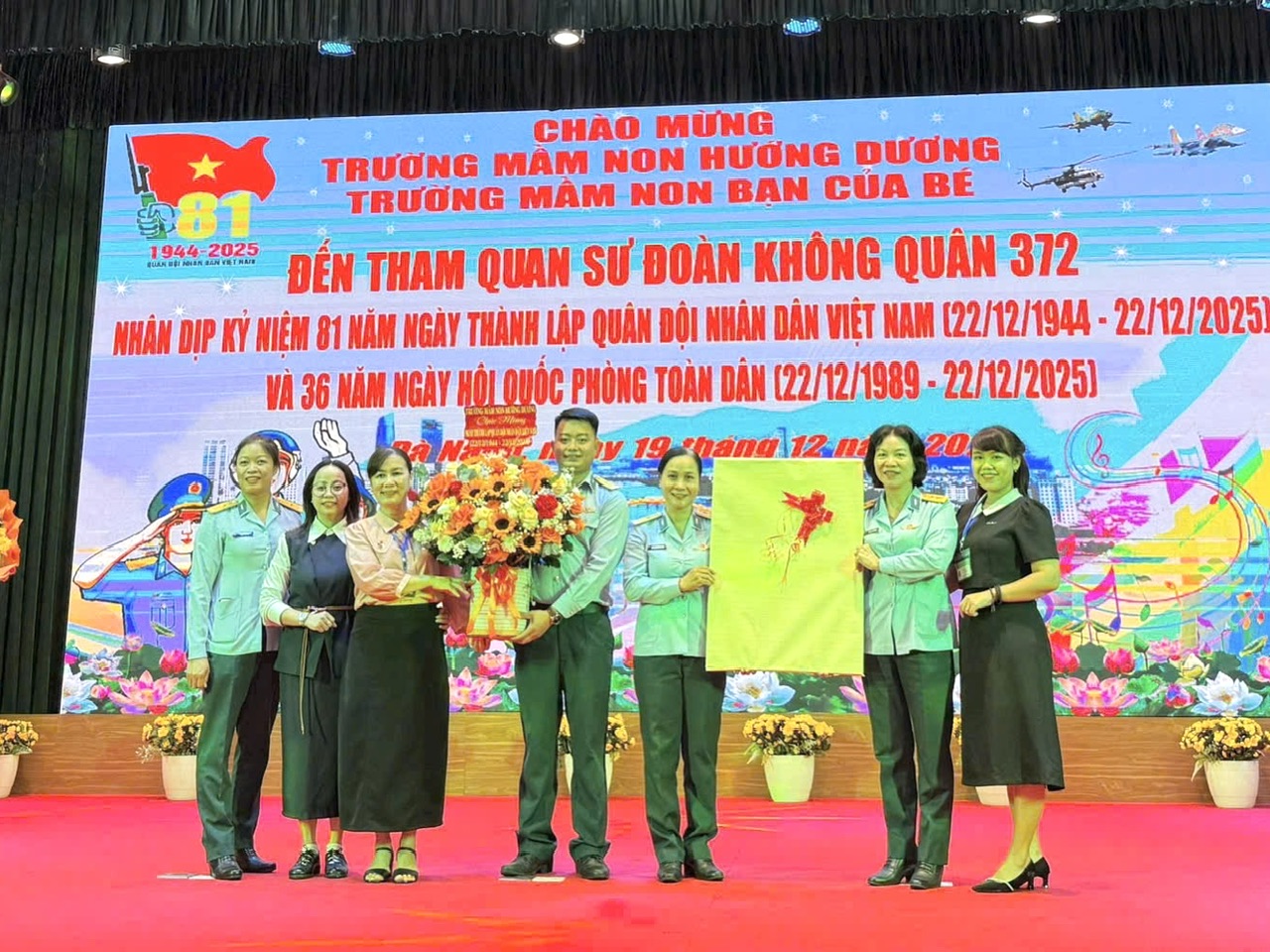 Sư đo&agrave;n 372 phối hợp với c&aacute;c trường học tổ chức hoạt động tham quan, gi&aacute;o dục truyền thống