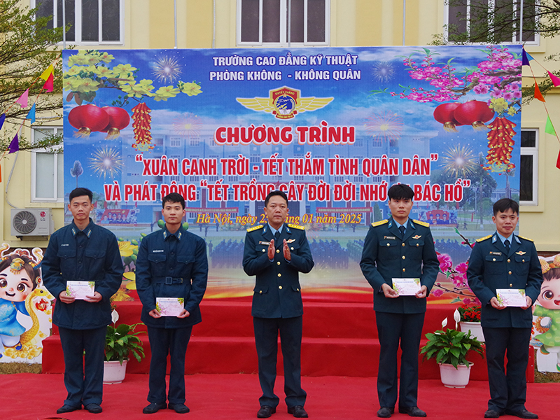 Trường Cao đẳng Kỹ thuật Phòng không - Không quân tổ chức Chương trình “Xuân canh trời - Tết thắm tình quân dân”