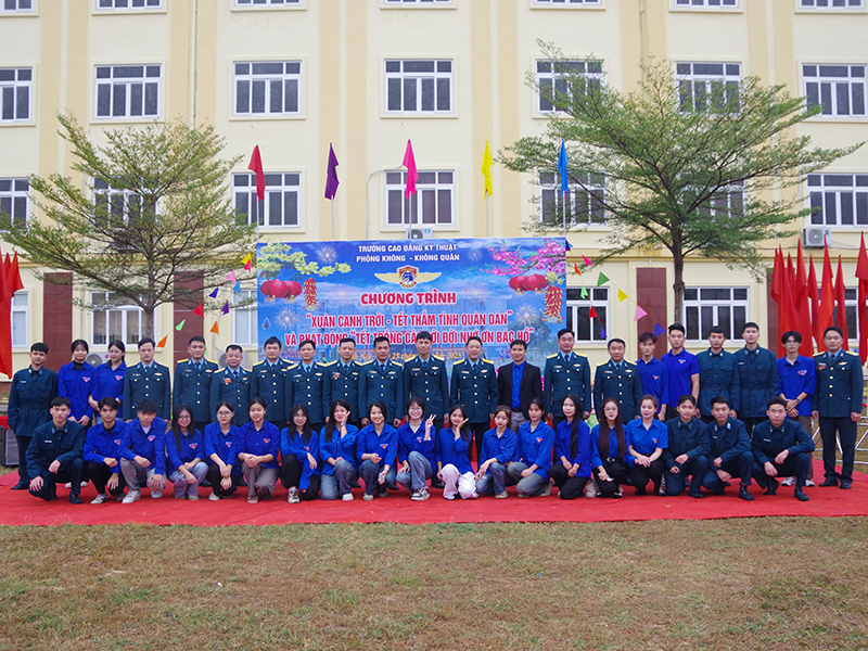 Trường Cao đẳng Kỹ thuật Phòng không - Không quân tổ chức Chương trình “Xuân canh trời - Tết thắm tình quân dân”