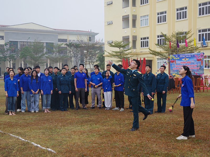 Trường Cao đẳng Kỹ thuật Phòng không - Không quân tổ chức Chương trình “Xuân canh trời - Tết thắm tình quân dân”