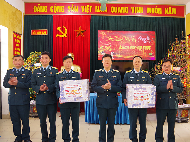 Thiếu tướng Bùi Đức Hiền - Phó Tư lệnh Quân chủng Phòng không - Không quân kiểm tra các đơn vị thuộc Sư đoàn 361