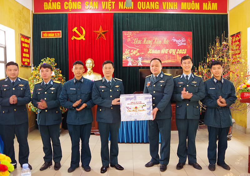Thiếu tướng Bùi Đức Hiền - Phó Tư lệnh Quân chủng Phòng không - Không quân kiểm tra các đơn vị thuộc Sư đoàn 361
