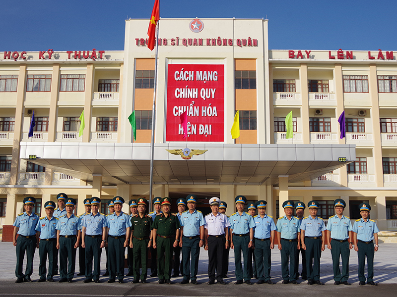 Thượng tướng Phạm Hoài Nam - Thứ trưởng Bộ Quốc phòng kiểm tra sẵn sàng chiến đấu Trường Sĩ quan Không quân