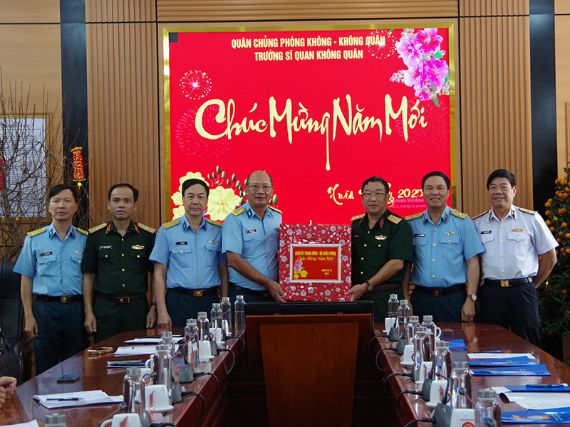 Thượng tướng Phạm Hoài Nam - Thứ trưởng Bộ Quốc phòng kiểm tra sẵn sàng chiến đấu Trường Sĩ quan Không quân