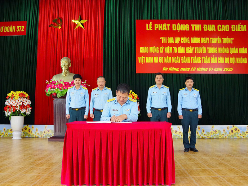 Sư đoàn Không quân 372 phát động thi đua chào mừng kỷ niệm 70 năm Ngày truyền thống Không quân nhân dân Việt Nam