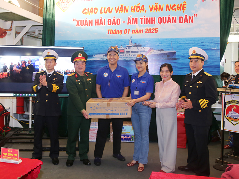 Bộ Tư lệnh Vùng 3, Quân chủng Hải quân thăm và chúc Tết các lực lượng làm nhiệm vụ trên huyện đảo Cồn Cỏ và Lý Sơn