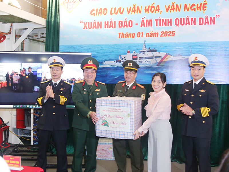 Bộ Tư lệnh Vùng 3, Quân chủng Hải quân thăm và chúc Tết các lực lượng làm nhiệm vụ trên huyện đảo Cồn Cỏ và Lý Sơn