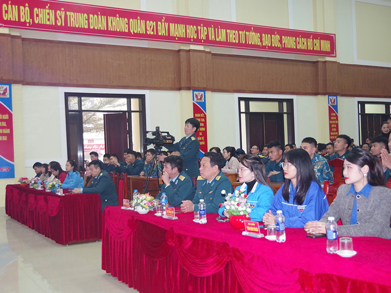 Trung đoàn Không quân 921 tổ chức Chương trình “Xuân canh trời - Tết thắm tình quân dân” năm 2025