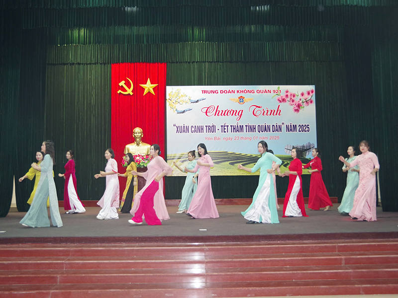 Trung đoàn Không quân 921 tổ chức Chương trình “Xuân canh trời - Tết thắm tình quân dân” năm 2025