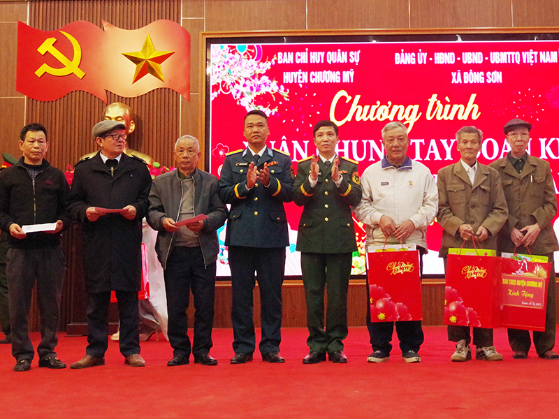 Trung đoàn Tên lửa 64 phối hợp tổ chức Chương trình “Xuân chung tay đoàn kết - Tết thắm tình quân dân”