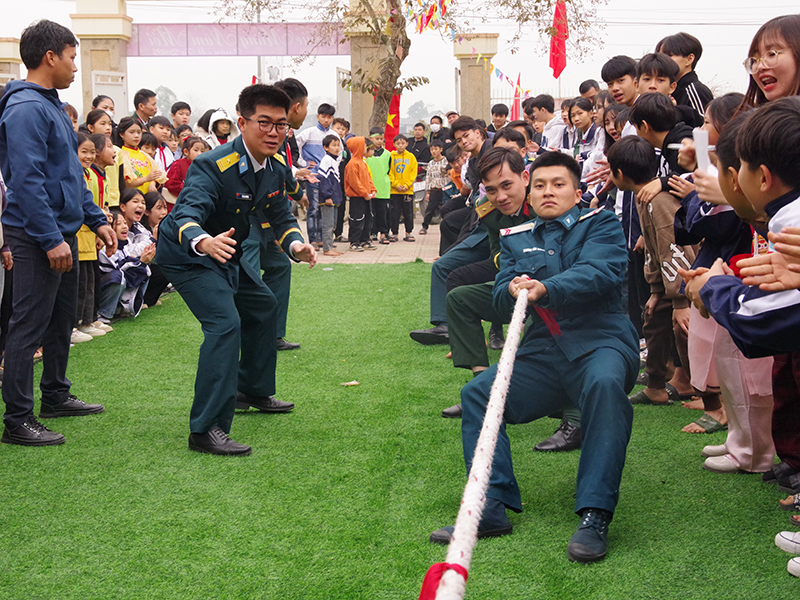Trung đoàn Tên lửa 64 phối hợp tổ chức Chương trình “Xuân chung tay đoàn kết - Tết thắm tình quân dân”