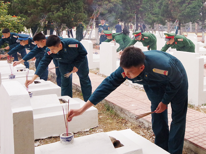Trung đoàn Tên lửa 64 phối hợp tổ chức Chương trình “Xuân chung tay đoàn kết - Tết thắm tình quân dân”