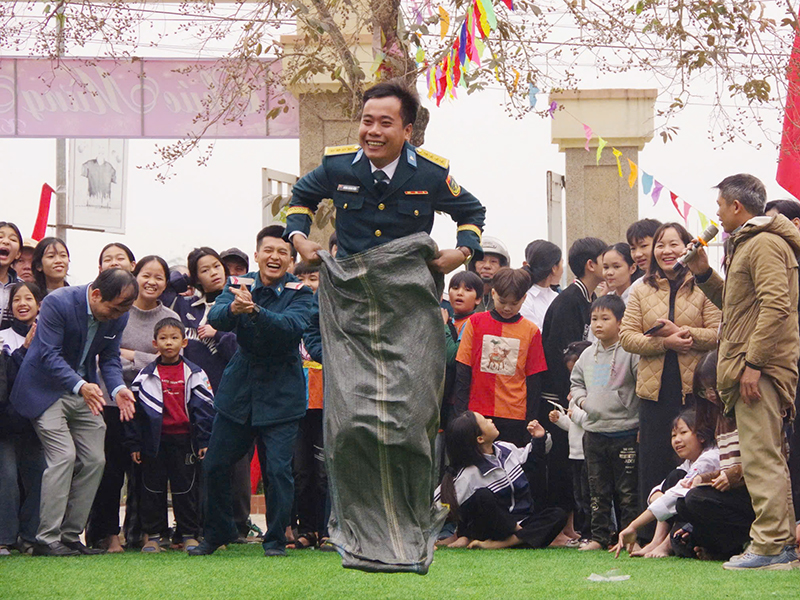 Trung đoàn Tên lửa 64 phối hợp tổ chức Chương trình “Xuân chung tay đoàn kết - Tết thắm tình quân dân”