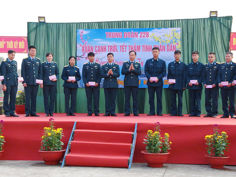 Trung đoàn 228 tổ chức Chương trình “Xuân canh trời - Thắm tình quân dân” mừng Xuân Ất Tỵ năm 2025