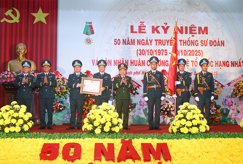 Sư đoàn Không quân 370 kỷ niệm 50 năm Ngày truyền thống và đón nhận Huân chương Bảo vệ Tổ quốc hạng Nhất
