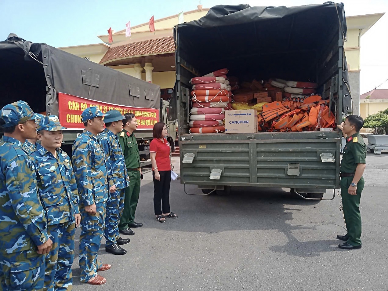 Sư đoàn 372 bàn giao nhu yếu phẩm  hỗ trợ đồng bào vùng lũ tại tỉnh Thái Nguyên