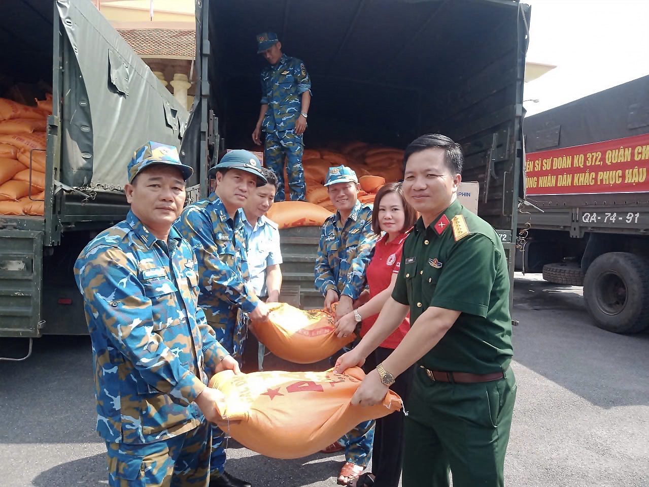 Sư đoàn 372 bàn giao nhu yếu phẩm  hỗ trợ đồng bào vùng lũ tại tỉnh Thái Nguyên