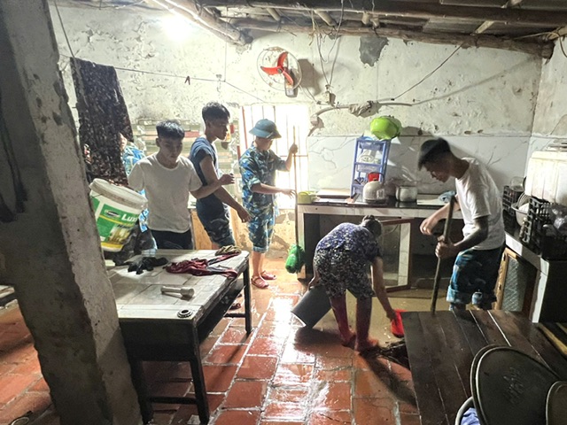 Hơn 100 cán bộ, chiến sĩ Sư đoàn 371 giúp nhân dân khắc phục hậu quả bão số 11