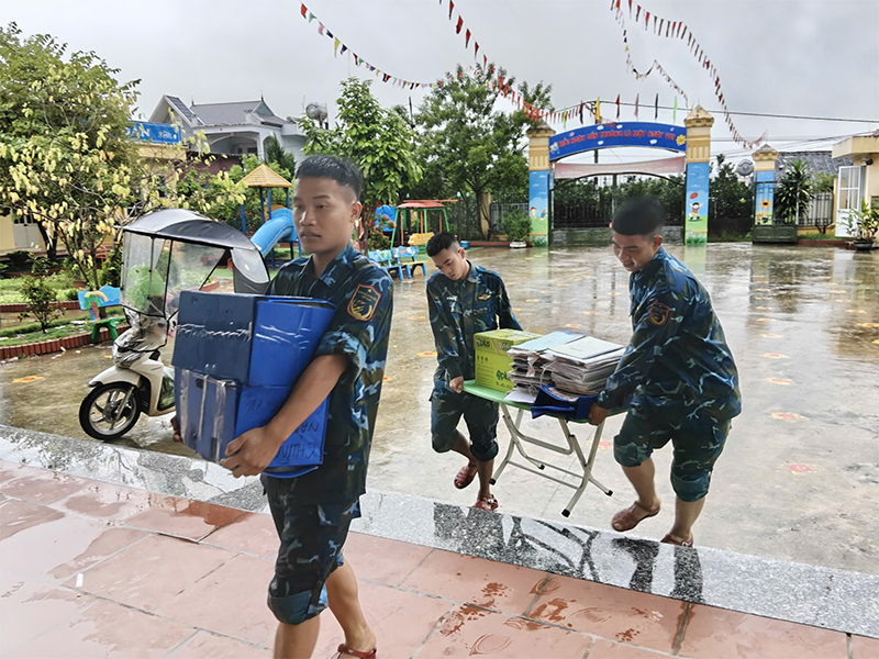 Bộ đội Trạm Ra đa 59 giúp nhân dân tỉnh Lạng Sơn khắc phục hậu quả sau bão số 11