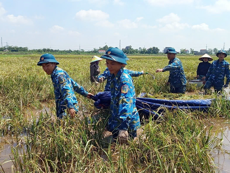 Cán bộ, chiến sĩ Lữ đoàn Công binh 28, Quân chủng Phòng không-Không quân giúp nhân dân khắc phục hậu quả mưa lũ sau bão số 10