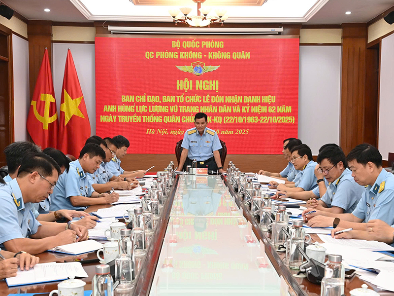 Họp Ban chỉ đạo, Ban tổ chức Lễ đón nhận danh hiệu Anh hùng lực lượng vũ trang nhân dân và kỷ niệm 62 năm Ngày truyền thống Quân chủng Phòng không - Không quân (22-10-1963/22-10-2025)