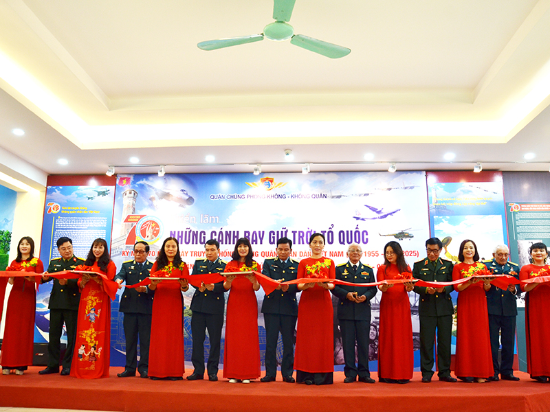 Quân chủng Phòng không - Không quân khai mạc Triển lãm “Những cánh bay giữ trời Tổ quốc”