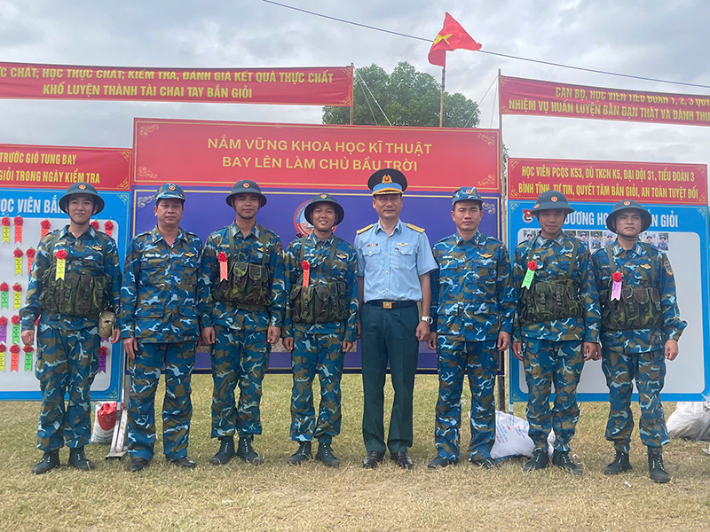 Trường Sĩ quan Không quân tổ chức kiểm tra bắn súng và đánh thuốc nổ cho các đối tượng học viên