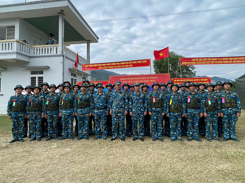 Trường Sĩ quan Không quân tổ chức kiểm tra bắn súng và đánh thuốc nổ cho các đối tượng học viên