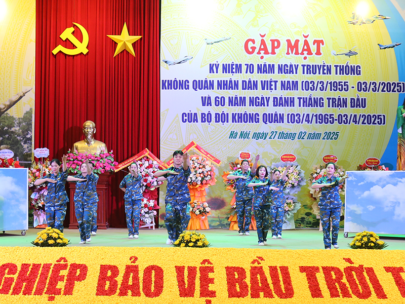 Sư đoàn Không quân 371 gặp mặt kỷ niệm 70 năm Ngày truyền thống Không quân nhân dân Việt Nam và 60 năm Ngày đánh thắng trận đầu của Bộ đội Không quân