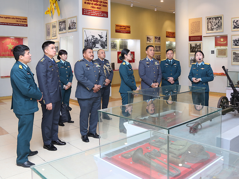 Đoàn Không quân Hoàng gia Bru-nây thăm Quân chủng Phòng không - Không quân và tham dự Chương trình Tham vấn không quân lần thứ nhất